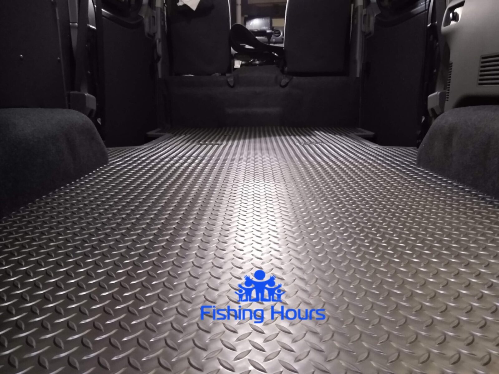 Nv350 キャラバン 釣り車カスタム記録 フロアマット施工 デッドニング フロア リアハッチ Fishing Hours